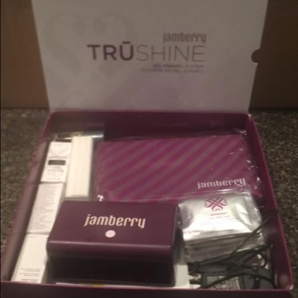 Gel nail set with curing lamp